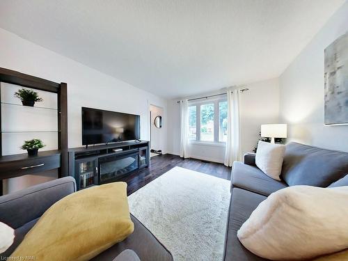 7499 Jubilee Drive, Niagara Falls, ON - Indoor Photo Showing Living Room