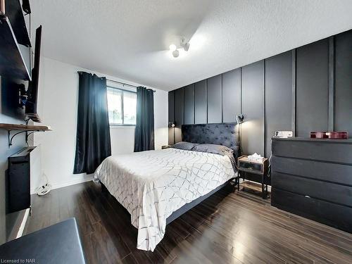 7499 Jubilee Drive, Niagara Falls, ON - Indoor Photo Showing Bedroom