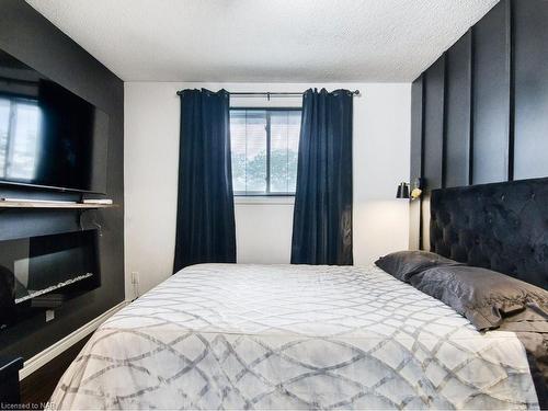 7499 Jubilee Drive, Niagara Falls, ON - Indoor Photo Showing Bedroom