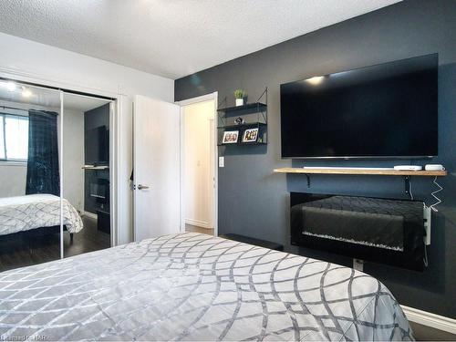 7499 Jubilee Drive, Niagara Falls, ON - Indoor Photo Showing Bedroom