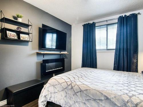 7499 Jubilee Drive, Niagara Falls, ON - Indoor Photo Showing Bedroom