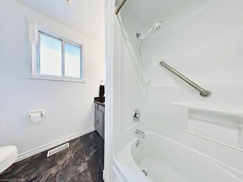 7499 Jubilee Drive, Niagara Falls, ON - Indoor Photo Showing Bathroom