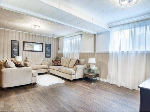 7499 Jubilee Drive, Niagara Falls, ON - Indoor Photo Showing Living Room