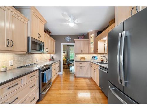 240 Riverview Boulevard, St. Catharines, ON - Indoor Photo Showing Kitchen With Upgraded Kitchen