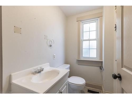 44 Carlisle Street, St. Catharines, ON - Indoor Photo Showing Bathroom
