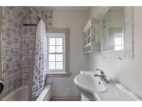 44 Carlisle Street, St. Catharines, ON - Indoor Photo Showing Bathroom
