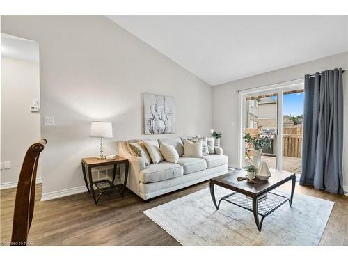 8 Hawthorn Avenue, Thorold, ON - Indoor Photo Showing Living Room