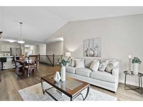 8 Hawthorn Avenue, Thorold, ON - Indoor Photo Showing Living Room