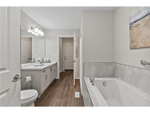 8 Hawthorn Avenue, Thorold, ON - Indoor Photo Showing Bathroom