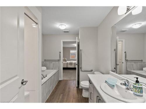 8 Hawthorn Avenue, Thorold, ON - Indoor Photo Showing Bathroom