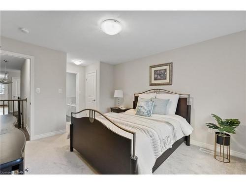 8 Hawthorn Avenue, Thorold, ON - Indoor Photo Showing Bedroom