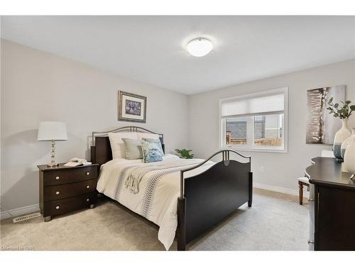 8 Hawthorn Avenue, Thorold, ON - Indoor Photo Showing Bedroom