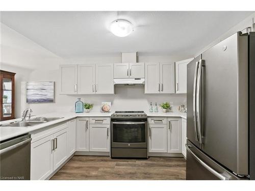 8 Hawthorn Avenue, Thorold, ON - Indoor Photo Showing Kitchen With Double Sink