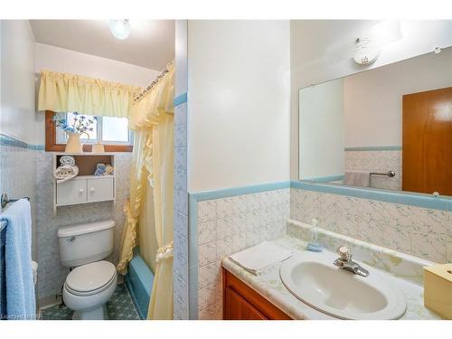 62 St George Street, St. Catharines, ON - Indoor Photo Showing Bathroom
