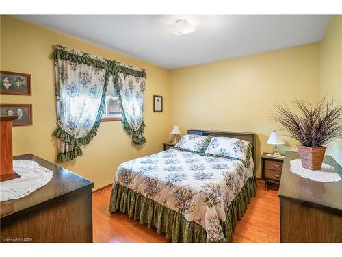 62 St George Street, St. Catharines, ON - Indoor Photo Showing Bedroom