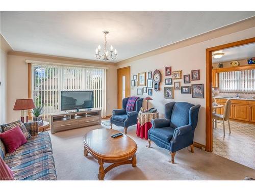 62 St George Street, St. Catharines, ON - Indoor Photo Showing Living Room