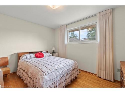 124 Tisdale Street N, Hamilton, ON - Indoor Photo Showing Bedroom