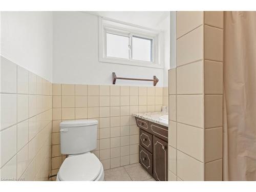 124 Tisdale Street N, Hamilton, ON - Indoor Photo Showing Bathroom