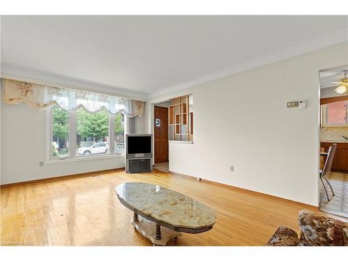 124 Tisdale Street N, Hamilton, ON - Indoor Photo Showing Living Room