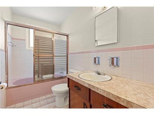 124 Tisdale Street N, Hamilton, ON - Indoor Photo Showing Bathroom