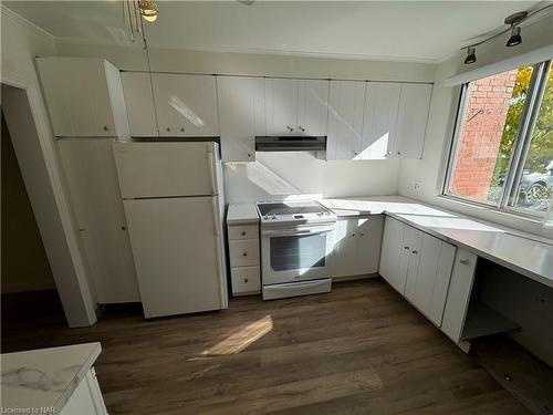 67-6476 Huggins Street, Niagara Falls, ON - Indoor Photo Showing Kitchen