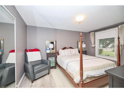 10-242 Lakeport Road, St. Catharines, ON - Indoor Photo Showing Bedroom