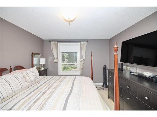 10-242 Lakeport Road, St. Catharines, ON - Indoor Photo Showing Bedroom