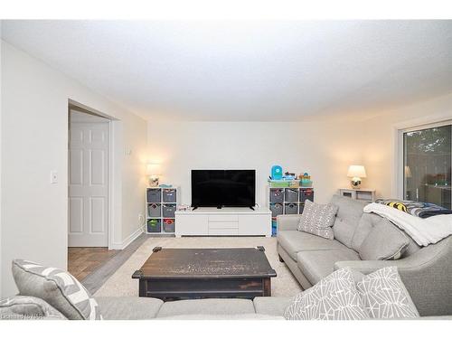 10-242 Lakeport Road, St. Catharines, ON - Indoor Photo Showing Living Room