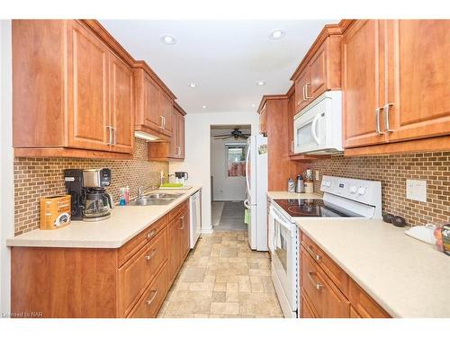 10-242 Lakeport Road, St. Catharines, ON - Indoor Photo Showing Kitchen With Double Sink