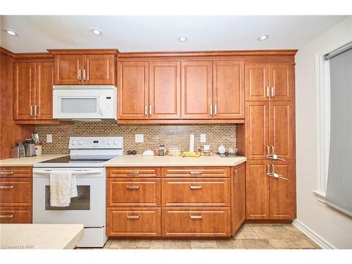 10-242 Lakeport Road, St. Catharines, ON - Indoor Photo Showing Kitchen