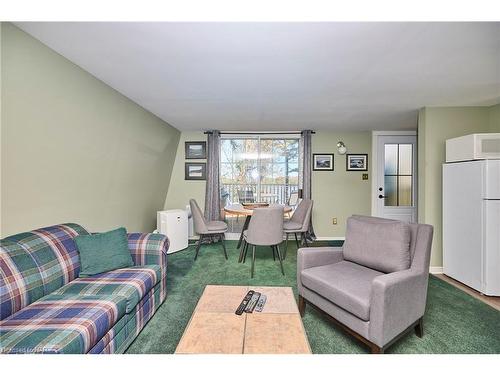 50 Henley Drive, St. Catharines, ON - Indoor Photo Showing Living Room