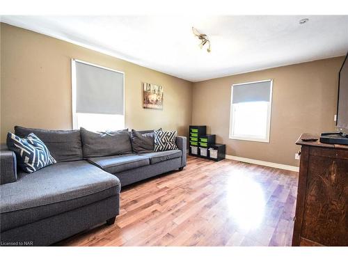 187 Gilmore Road, Fort Erie, ON - Indoor Photo Showing Living Room
