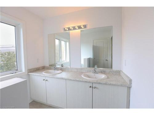 7403 Sandy Ridge Common, Niagara Falls, ON - Indoor Photo Showing Bathroom