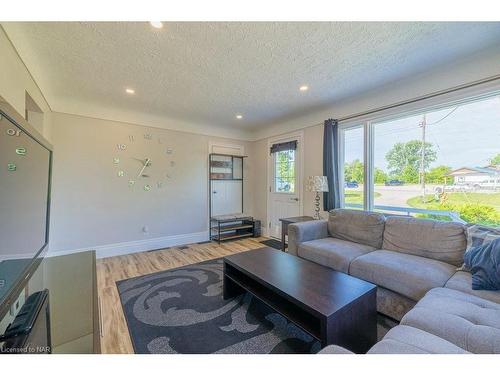 72002 Regional 24 Road, Wainfleet, ON - Indoor Photo Showing Living Room