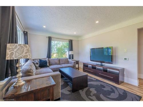 72002 Regional 24 Road, Wainfleet, ON - Indoor Photo Showing Living Room