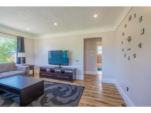 72002 Regional 24 Road, Wainfleet, ON - Indoor Photo Showing Living Room