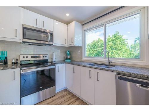 72002 Regional 24 Road, Wainfleet, ON - Indoor Photo Showing Kitchen With Double Sink With Upgraded Kitchen