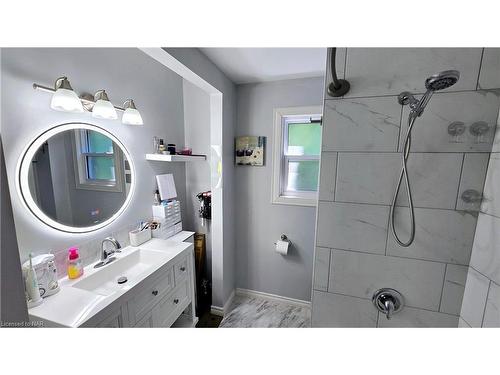 76 Chaplin Avenue, St. Catharines, ON - Indoor Photo Showing Bathroom
