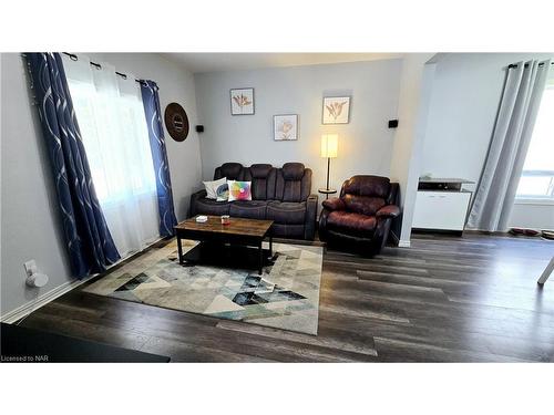 76 Chaplin Avenue, St. Catharines, ON - Indoor Photo Showing Living Room