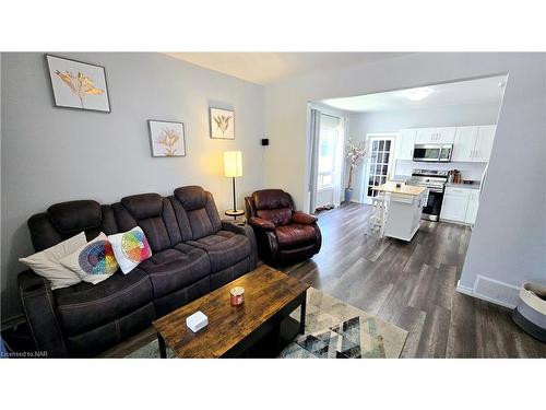 76 Chaplin Avenue, St. Catharines, ON - Indoor Photo Showing Living Room