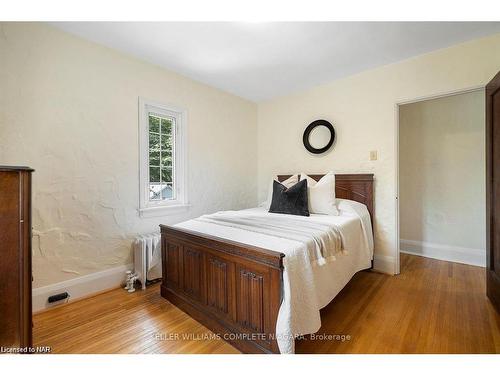 3855 St James Avenue, Niagara Falls, ON - Indoor Photo Showing Bedroom