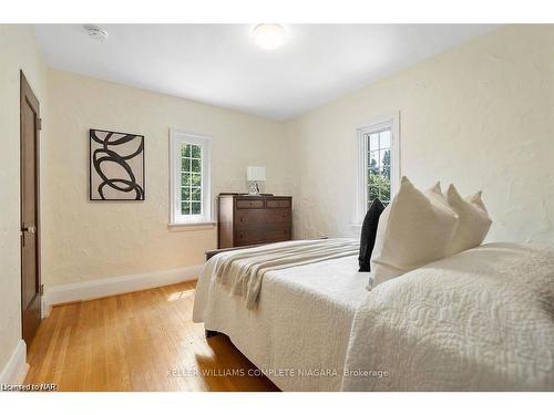 3855 St James Avenue, Niagara Falls, ON - Indoor Photo Showing Bedroom