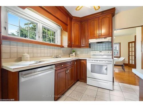 3855 St James Avenue, Niagara Falls, ON - Indoor Photo Showing Kitchen