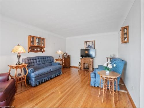 43 Mary Street, Fort Erie, ON - Indoor Photo Showing Living Room