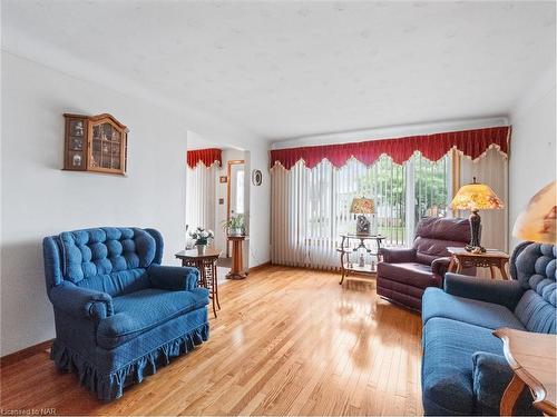 43 Mary Street, Fort Erie, ON - Indoor Photo Showing Living Room