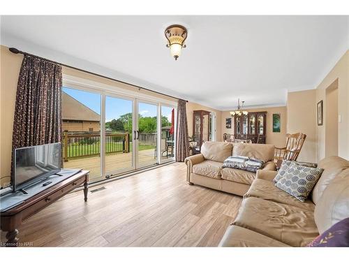 505 Vine Street, St. Catharines, ON - Indoor Photo Showing Living Room