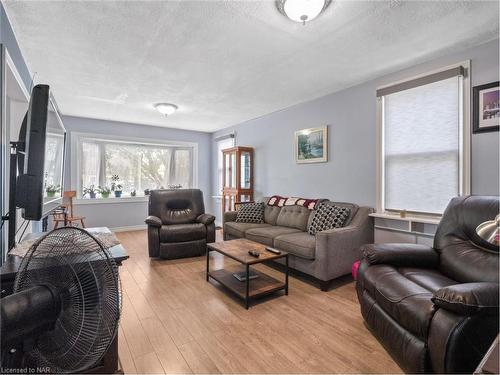 29 Herrick Avenue, St. Catharines, ON - Indoor Photo Showing Living Room