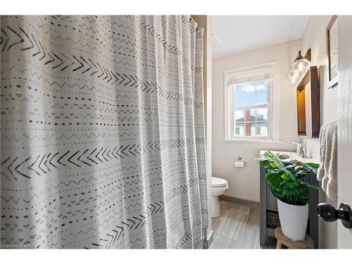 20 Edgedale Road, St. Catharines, ON - Indoor Photo Showing Bathroom