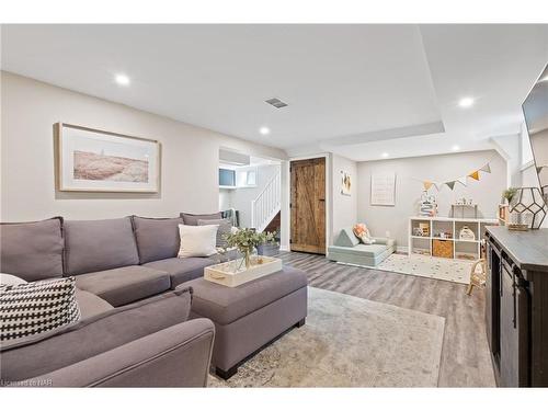 20 Edgedale Road, St. Catharines, ON - Indoor Photo Showing Living Room