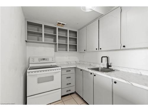 1704-150 Charlton Avenue E, Hamilton, ON - Indoor Photo Showing Kitchen